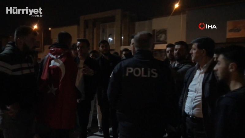 Asker uğurlama yasağına uymayan geçlere polis müdahale etti