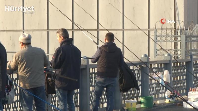 Olta balıkçıları korona virüse rağmen Tarihi Galata Köprüsü’nde