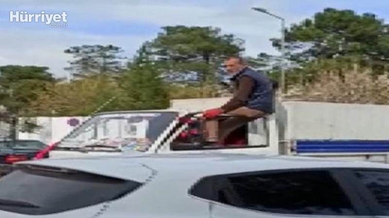 Kapının üzerine oturup, kamyoneti ayaklarıyla kullandı