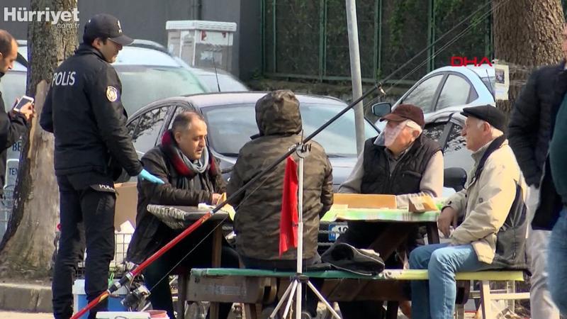 Sahilde masa kurup okey oynayanları polis uyardı