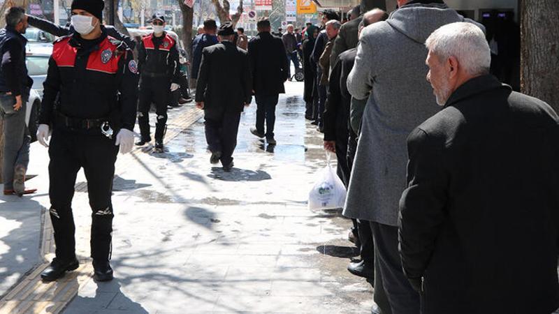 65 yaş ve üstü banka kuyruklarında polise böyle yakalandı
