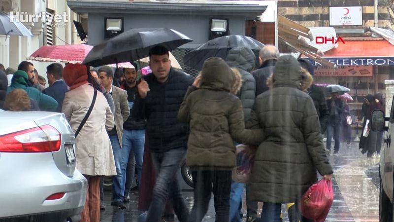Diyarbakırlılar yağmura ve 'evde kal' çağrılarına rağmen sokaklara çıktı