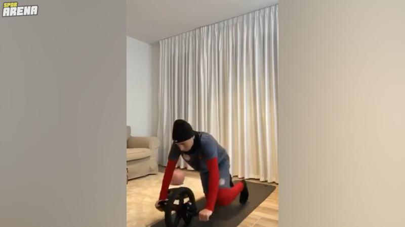 Emre Mor çalışmalarına evinde devam ediyor