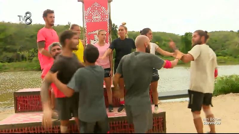 Survivor'da kavga... Takım arkadaşını üzerine yürüdü!