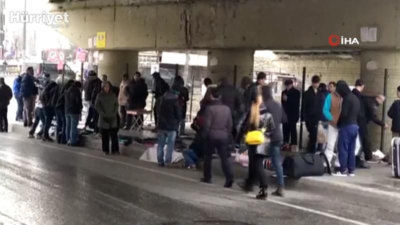 Sosyal mesafe uyarısına rağmen oluşan bu görüntüler pes dedirtti