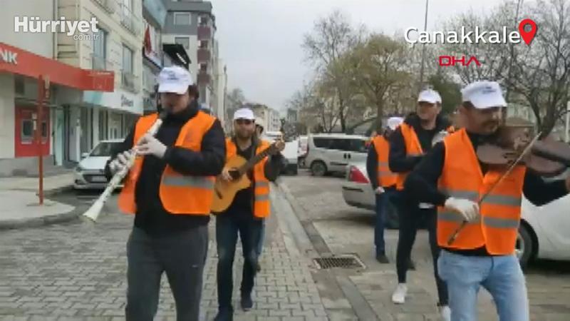 Evde kalan vatandaşlara sokakta moral konseri