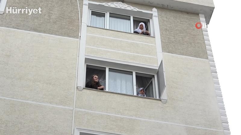 Evden çıkamayan komşular camdan cama gün yaptı