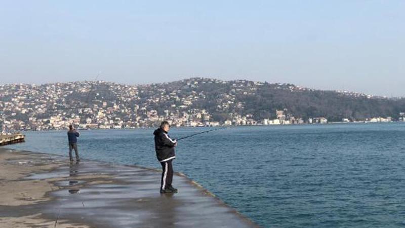 Tarabya sahilinde yasağa rağmen balık tutmaya devam ettiler