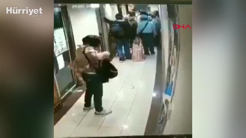 İspanya'da Çinli kadın metro istasyonunda panolara tükürdü