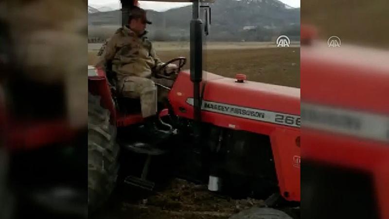 Mehmetçik, evden çıkamayan yaşlı vatandaşın tarlasını sürdü