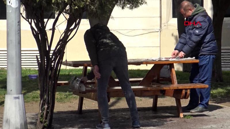 Parktaki dezenfekte biter bitmez oturmaya devam ettiler