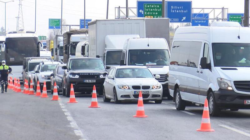 İstanbul'un giriş ve çıkışlarında koronavirüs denetimi kuyruğu