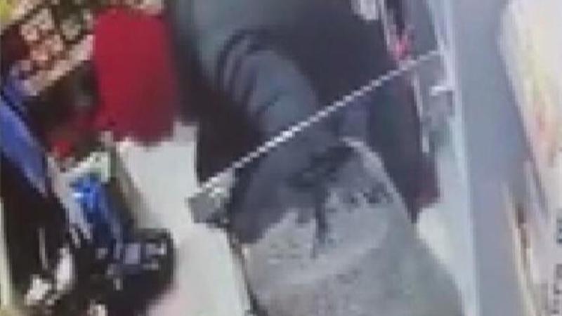 Küçükçekmece'de markette gasp dehşeti kamerada