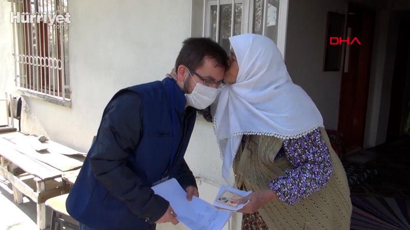 Endişelendiren görüntü! Yaşlı kadın maaşını getiren görevliyi alnından öptü...