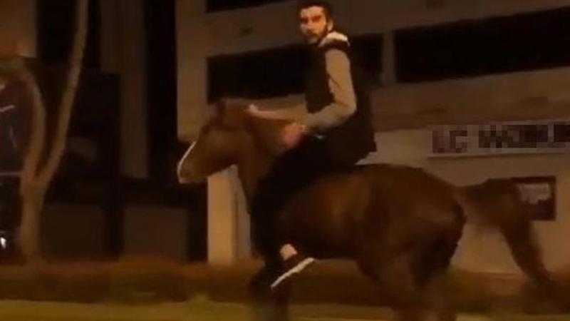 Tramvay yolunda atla yolculuk yapan kişi: At beni kaçırdı