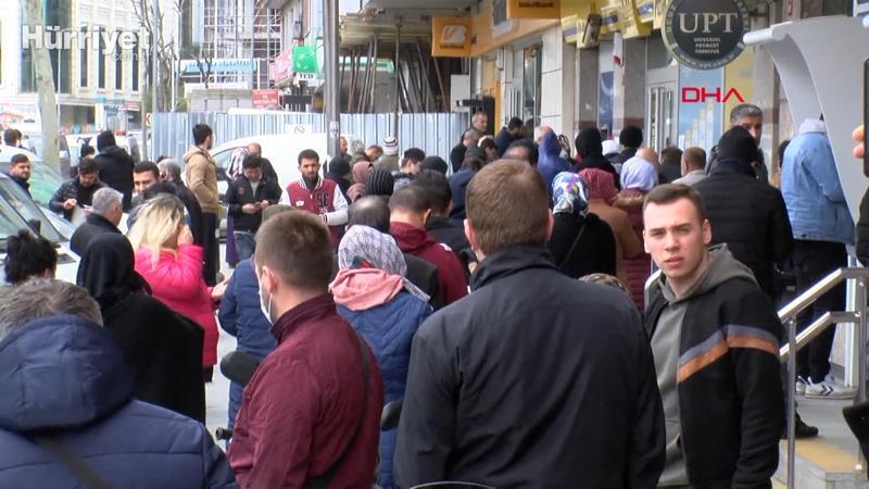 PTT önünde yoğunluk; 'sosyal mesafe'ye uymadılar