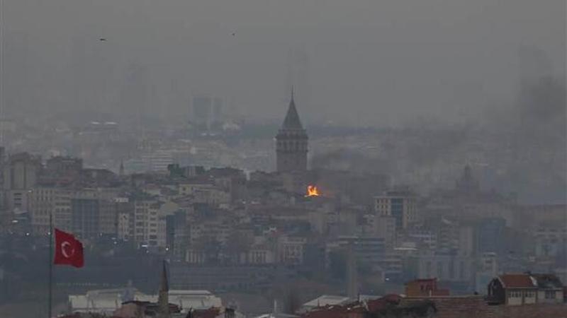 Son dakika... Beyoğlu'nda beş katlı iş hanının çatı katında yangın!