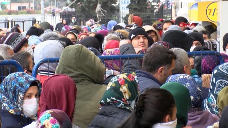 Esenyurt'ta PTT önünde yoğunluk; 'sosyal mesafe' kuralına yine uyulmadı