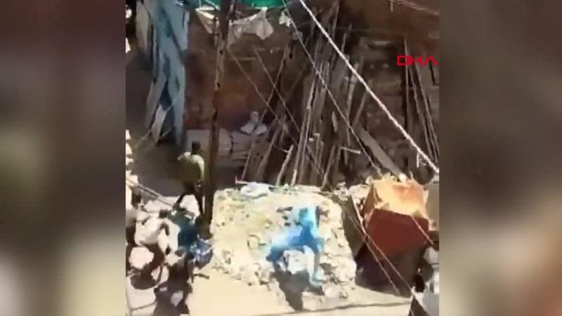 Hindistan'da corona virüs tespiti yapmak isteyen doktorlara dayak