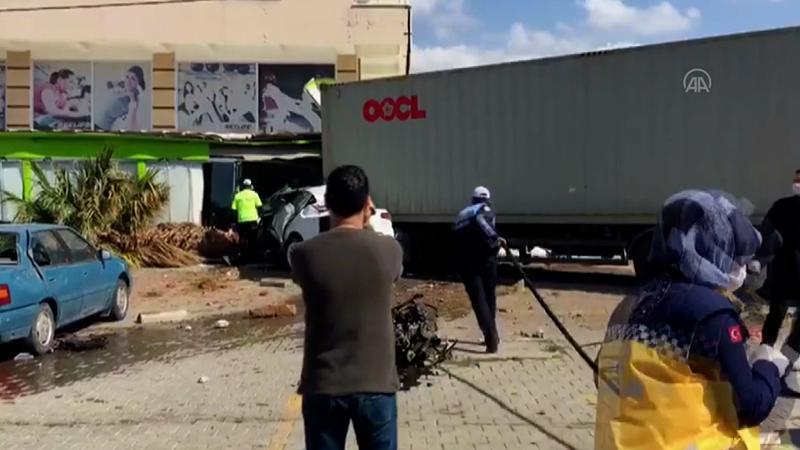Hatay'da freni boşalan TIR çok sayıda araca çarparak durabildi