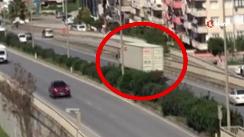 Freni boşalan TIR'ın yaptığı kaza anı kamerada