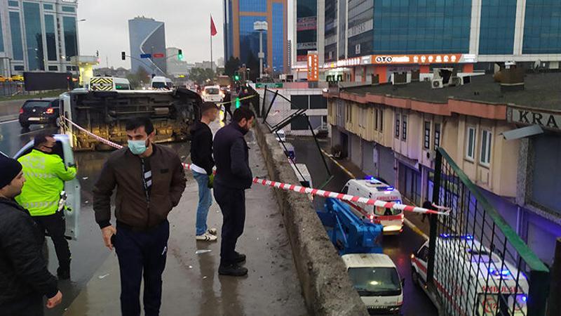 Panelvan araç köprüde kaza yaptı, içindekiler köprüden aşağıya düşerek yaralandı