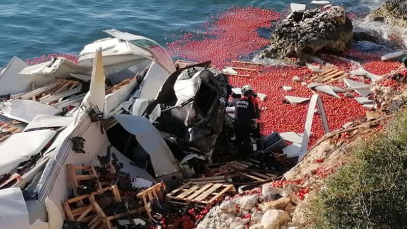 Mersin Silifke'de domates yüklü TIR denize uçtu