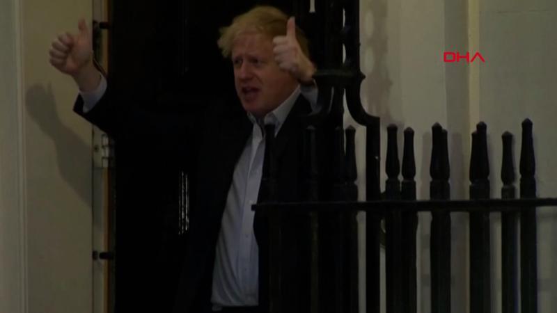 Karantina altında olan Boris Johson ilk kez görüntülendi