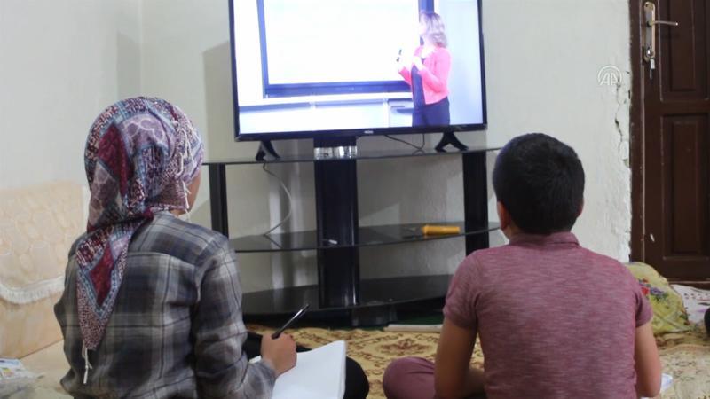 Hakkari'de TRT EBA TV'den derslerini takip edemeyen 2 kardeşe televizyon hediye edildi