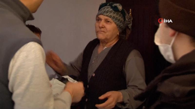 Yardım paraları dağıtılırken duygulandıran diyalog