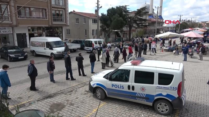 Pazar yerine girişte, 500 metrelik kuyruk oluştu