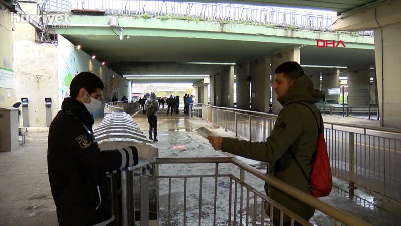 Toplu taşıma araçlarına binenlere maske dağıtıldı