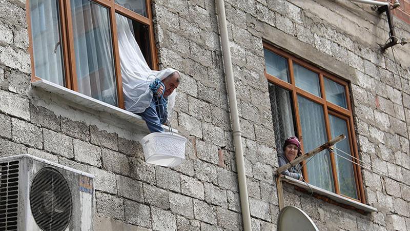 Karantina altındaki Borçka'da halk, balkon ve pencerelerde
