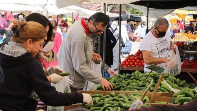 Yasağa rağmen maske takmayıp, meyve- sebzeyi seçerek aldılar