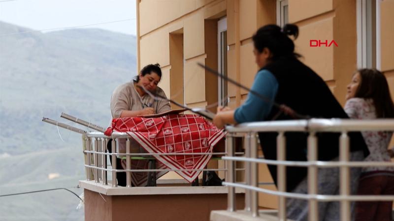 Balkondan balkona 'isim-şehir' oynayıp, türkü söylediler