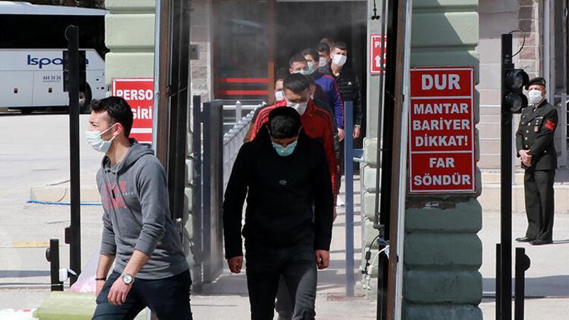 Burdur'dan 1157 bedelli asker, 'sosyal mesafe'ye uyularak terhis edildi