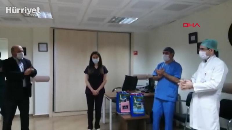 Koronavirüs'ü yenen 2 hemşire alkışlarla göreve döndü