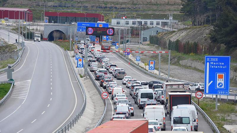 İzmir'de, kilometrelerce araç kuyruğu oluştu