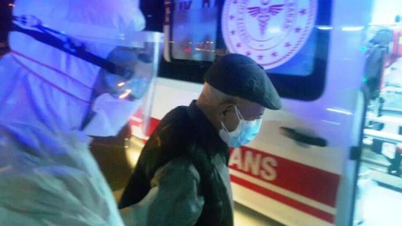 Ateşi yüksek çıkan yaşlı adamı otomobille polisten kaçırmaya çalıştı