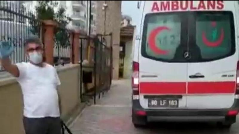 Taburcu olan corona virüs hastası,komşularınca alkışlarla karşılandı