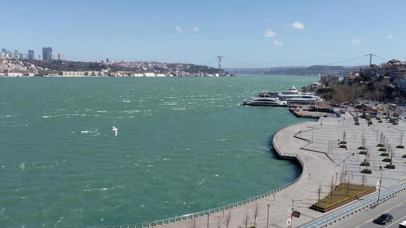 Son dakika haber... Fırtına İstanbul Boğazı'nın rengini değiştirdi