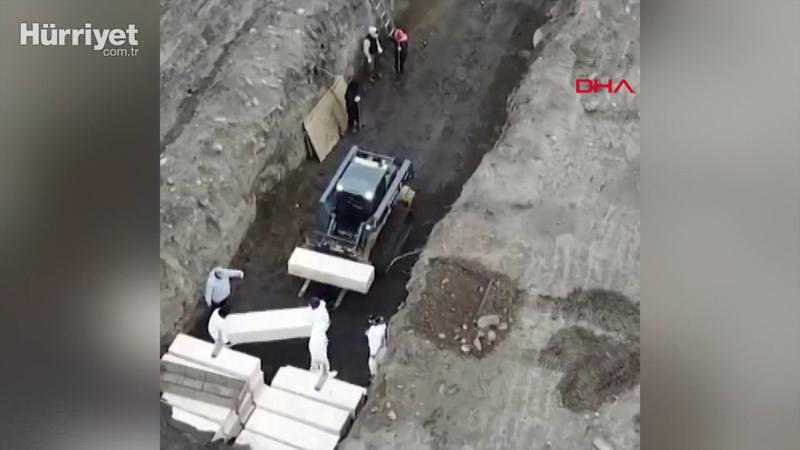 ABD'de koronavirüsten ölenler toplu mezarlara gömülüyor