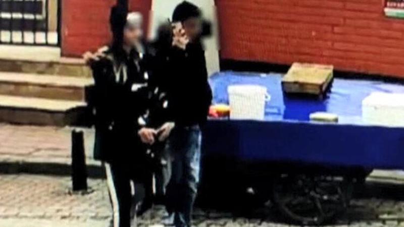 Yaşlı kadını dolandırarak 250 bin dolarını alan şüpheli kamerada
