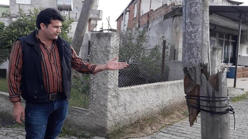 Rüzgarda iki parça olan ahşap telefon direğini kabloyla sabitlediler