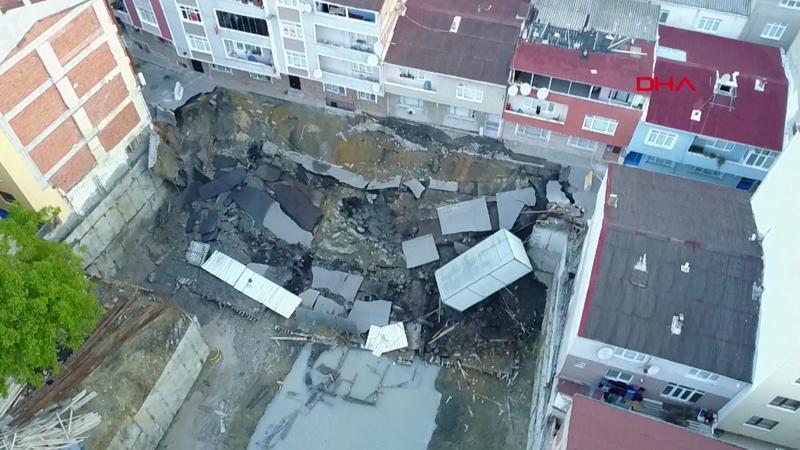 Esenler'de yolda çökme meydana geldi