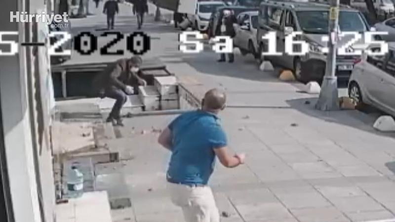 Kaldırımda oturan vatandaşın üzerine beton parçalar böyle düştü
