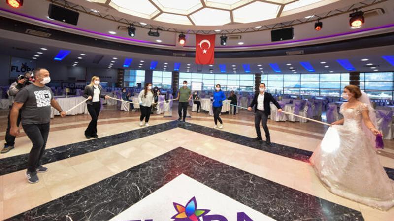 Düğünler için sosyal mesafe çubuğuyla halay önerisi