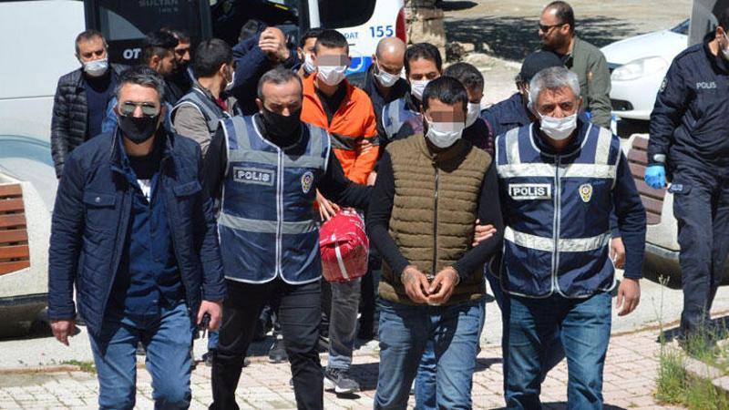 Beyzbol sopalarıyla dövüp, çıplak görüntülerini paylaştılar