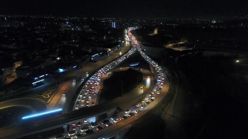 Sokağa çıkma kısıtlaması bitti, Bursalılar kilometrelerce araç trafiği oluşturdu