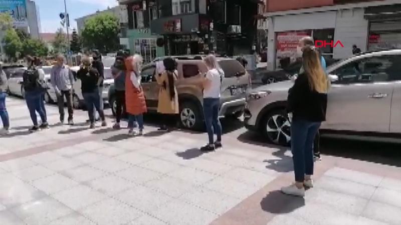 Sosyal mesafeli indirim kuyruğu